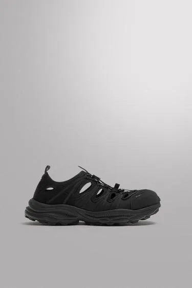 Спортивные кроссовки