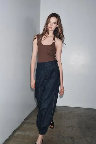 RIBBED TOP WITH METAL DETAIL