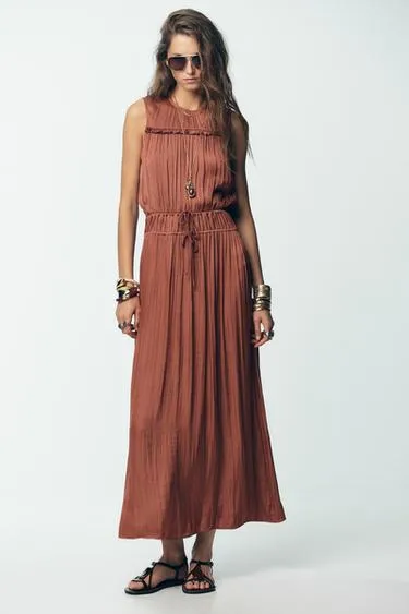 Атласное платье миди с оборкой на спине