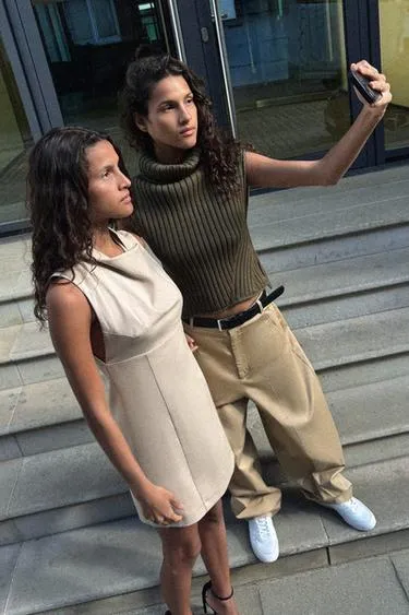 Трикотажный жилет с высоким воротником