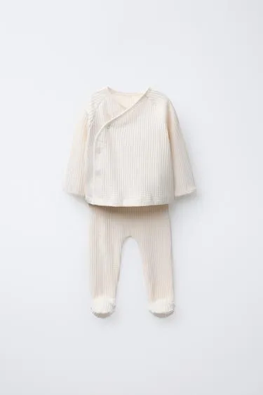 Комплект из футболки и леггинсов с рельефной текстурой- Заказать в России