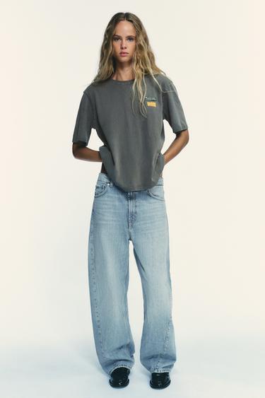 Zara Футболка с эффектом потертости и нашивками купить с доставкой.