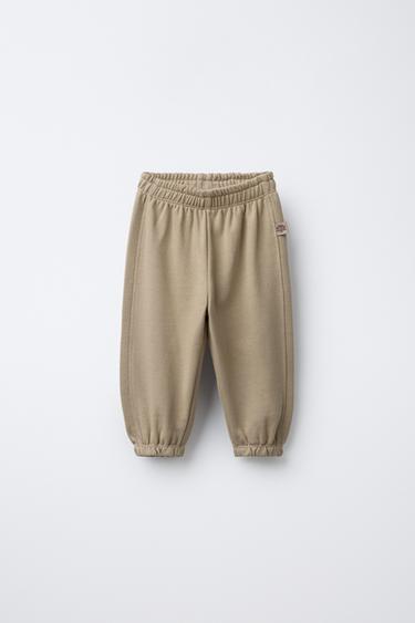 Zara Комплект из двух джоггеров из мягкой ткани с нашивкой купить с доставкой.