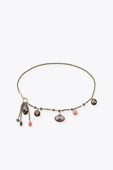 Ремень из звеньев с шармами из смолы