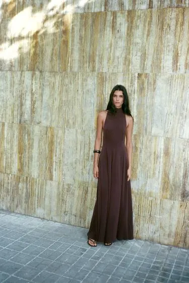 Длинное платье с открытой спиной