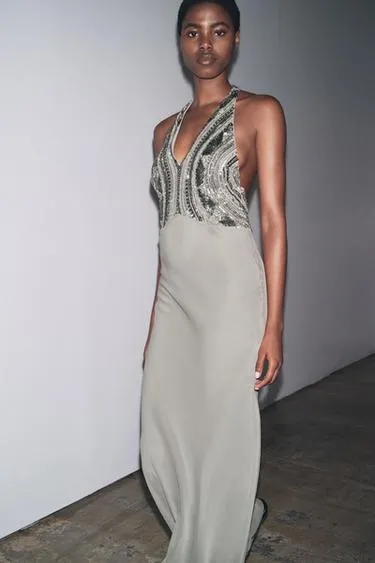 Длинное платье с вышивкой