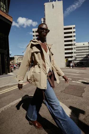 Куртка с капюшоном и множеством карманов- Заказать в России