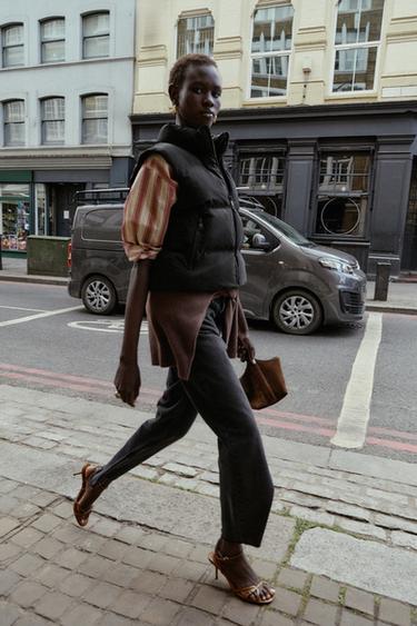 Zara Комбинированная стеганая укороченная куртка купить с доставкой.