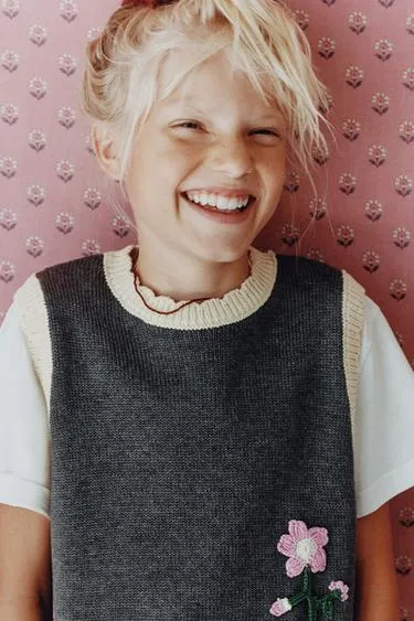 Вязаный жилет с цветочной вышивкой- Заказать в России