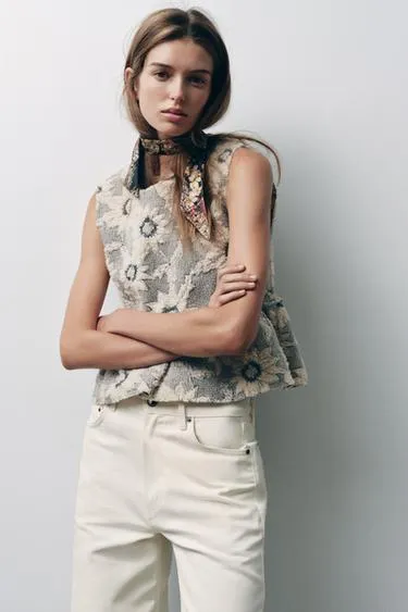 Топ с фигурным подолом и объемным цветочным узором- Заказать в России