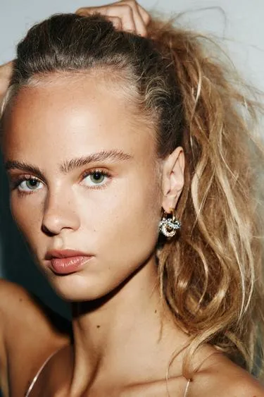 Серьги-кольца с контрастными стразами- Заказать в России