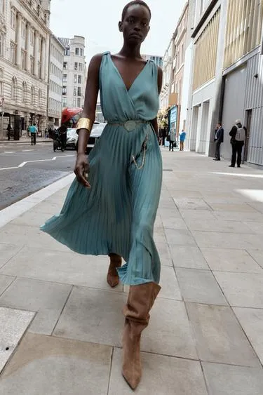 Плиссированное платье миди с поясом