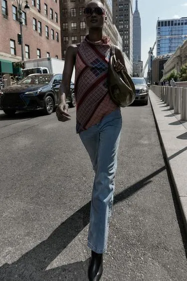 Топ халтер с асимметричным принтом