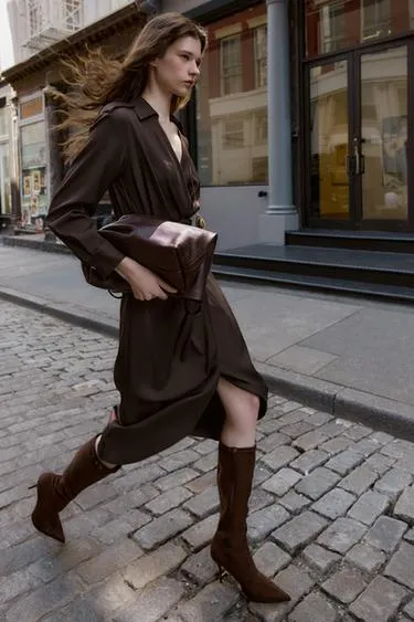 Сапоги с пряжкой и каблуком