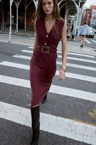 Комбинированное платье-миди, жилет с поясом