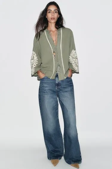 Блуза с контрастной вышивкой- Заказать в России