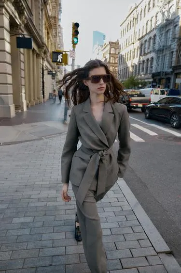 Блейзер с подплечниками и поясом