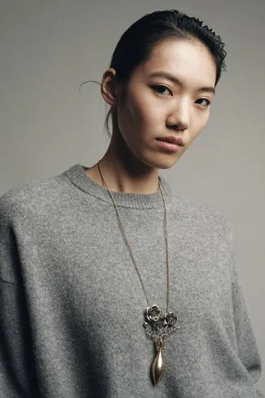 Металлическое ожерелье с цветами