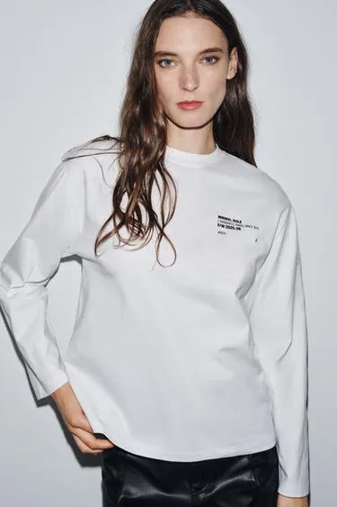 Футболка с надписью и длинными рукавами