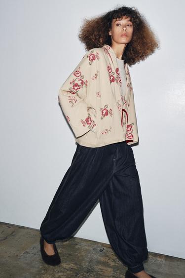 Zara Стеганая куртка с цветочной вышивкой