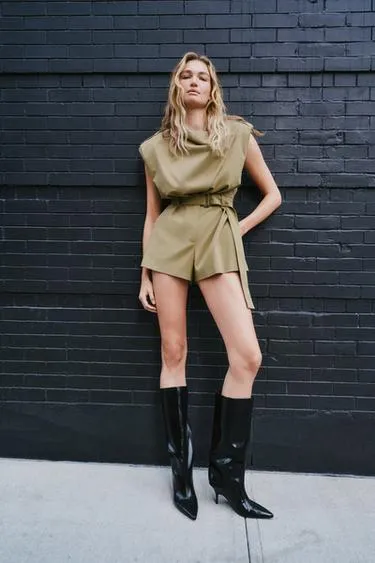 Короткий комбинезон с подплечниками и поясом- Заказать в России