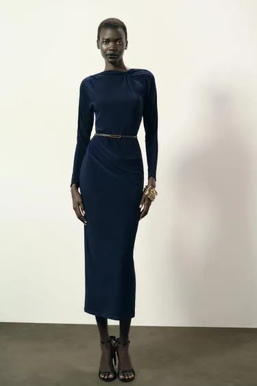 Платье со сборками и поясом