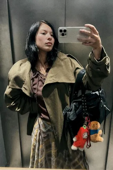 Брелок-чарм красный медвежонок в костюме клубники- Заказать в России