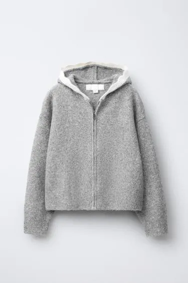 Вязаная куртка с капюшоном и кружевной отделкой