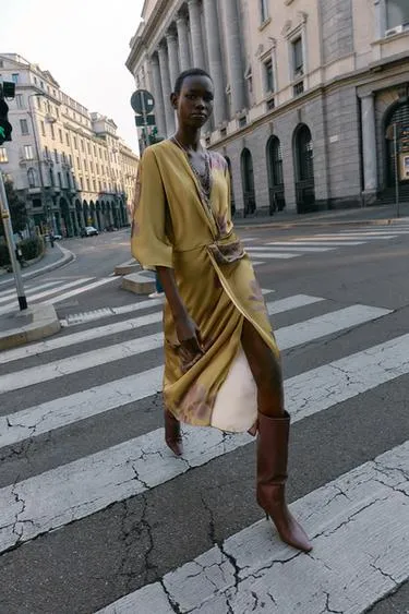 Атласное платье миди с принтом- Заказать в России