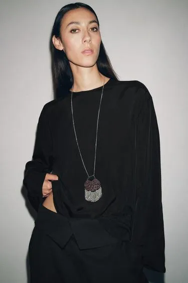 Длинное ожерелье с сумкой, связанной крючком