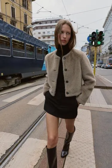 Короткая куртка из искусственного меха- Заказать в России