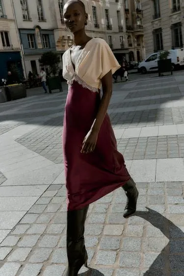 Атласное платье миди с комбинированным кружевом