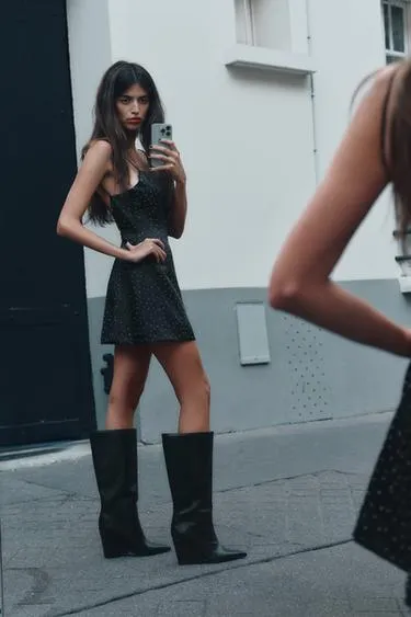 Короткое атласное платье со стразами- Заказать в России