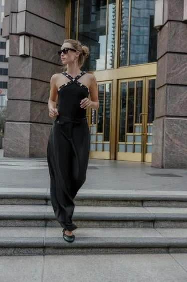 Эластичное боди с горловиной халтер и цветами