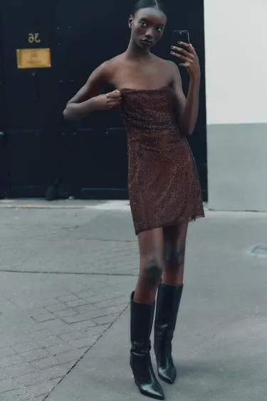 Красное платье без бретелек с блеском