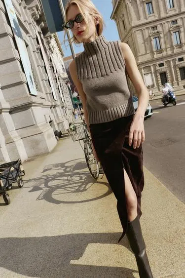 Топ с высоким воротником и рельефным узором