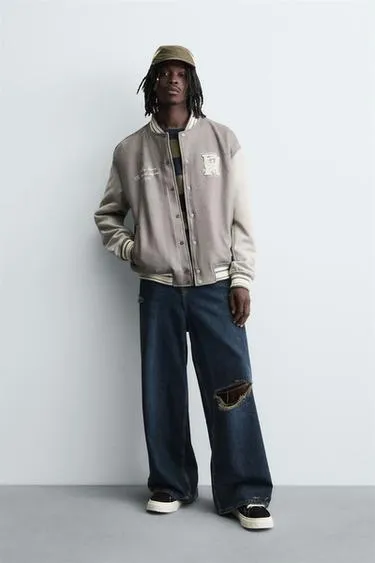 Бомбер из искусственной замши с нашивками