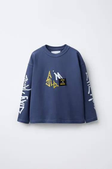 Футболка с деталями граффити