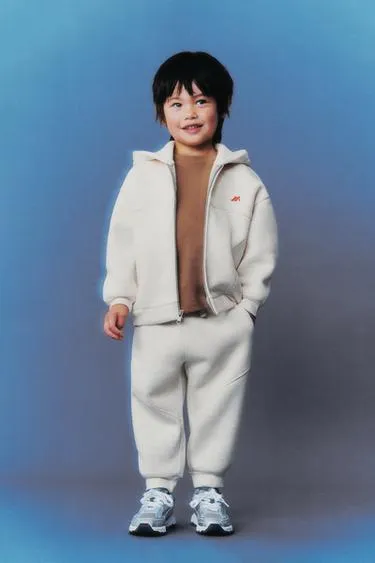 Толстовка на молнии с рельефным логотипом