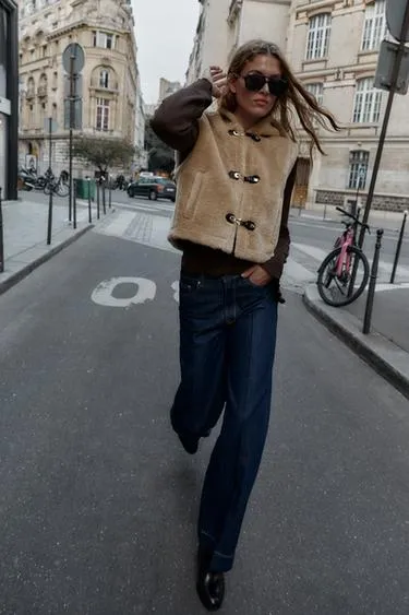 Жилет из искусственной овчины с застежками-тоггл- Заказать в России