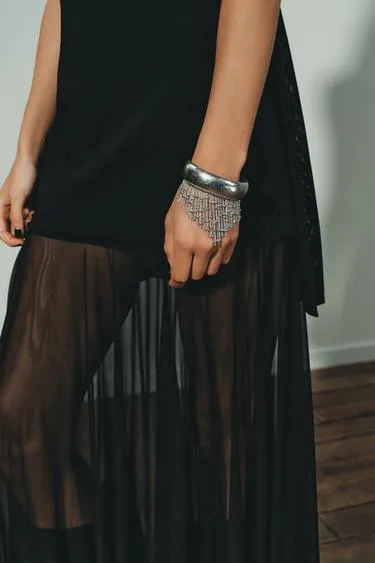 Жесткий браслет с цепочками