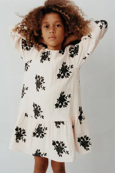 Платье с вышитыми цветами