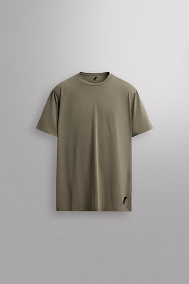Zara Базовая футболка из высокотехнологичной ткани купить с доставкой.