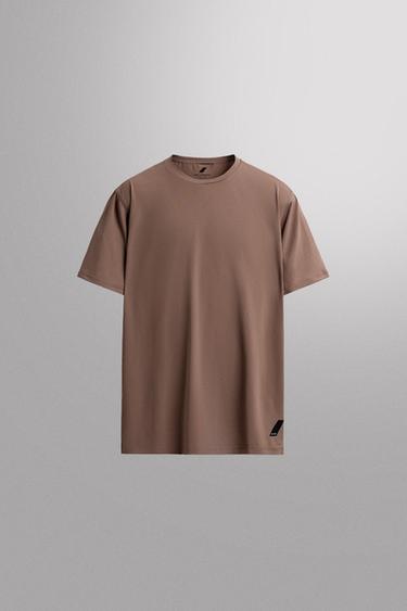 Zara Базовая футболка из высокотехнологичной ткани купить с доставкой.