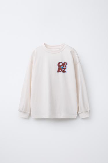 Zara Лонгслив с рельефным текстовым принтом