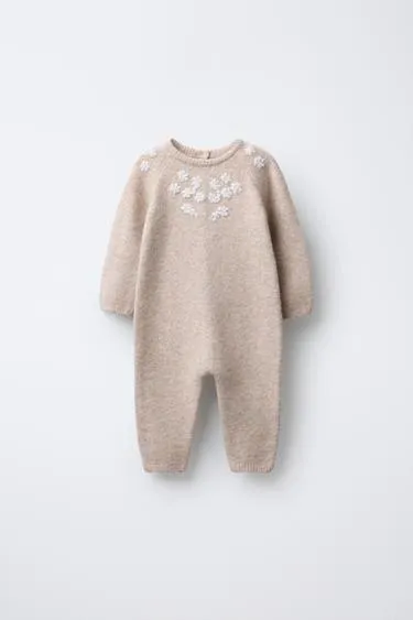 Вязаный комбинезон с вышитыми цветами- Заказать в России