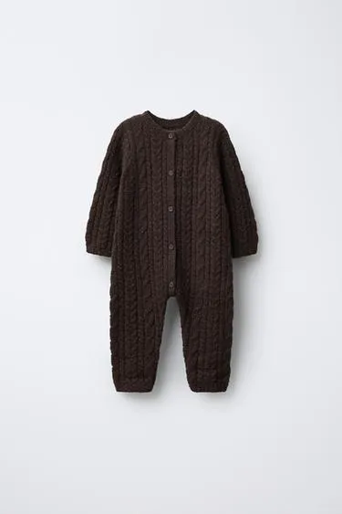 Вязаный комбинезон с узором «косы»