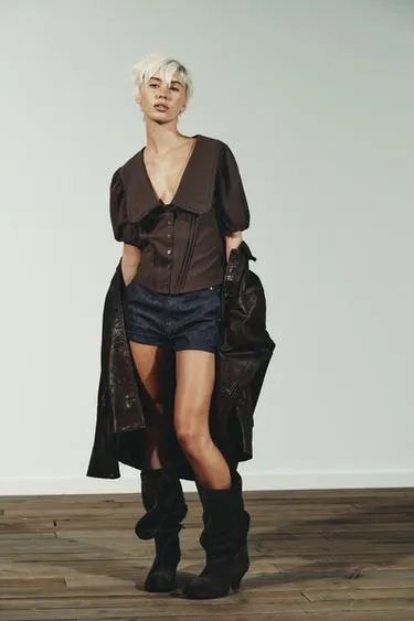 Топ с большим отложным воротником и объемными рукавами- Заказать в России