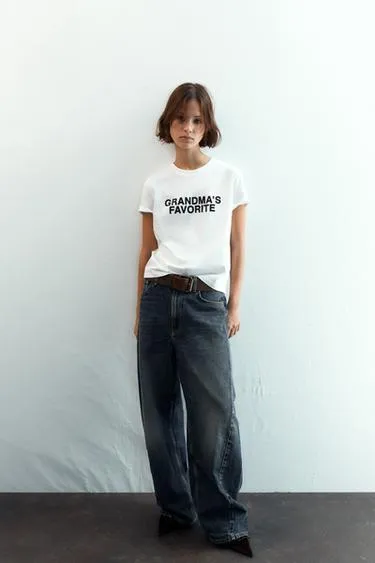 Футболка с надписью спереди