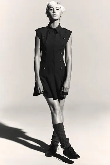 Короткое платье с подплечниками и воланами- Заказать в России